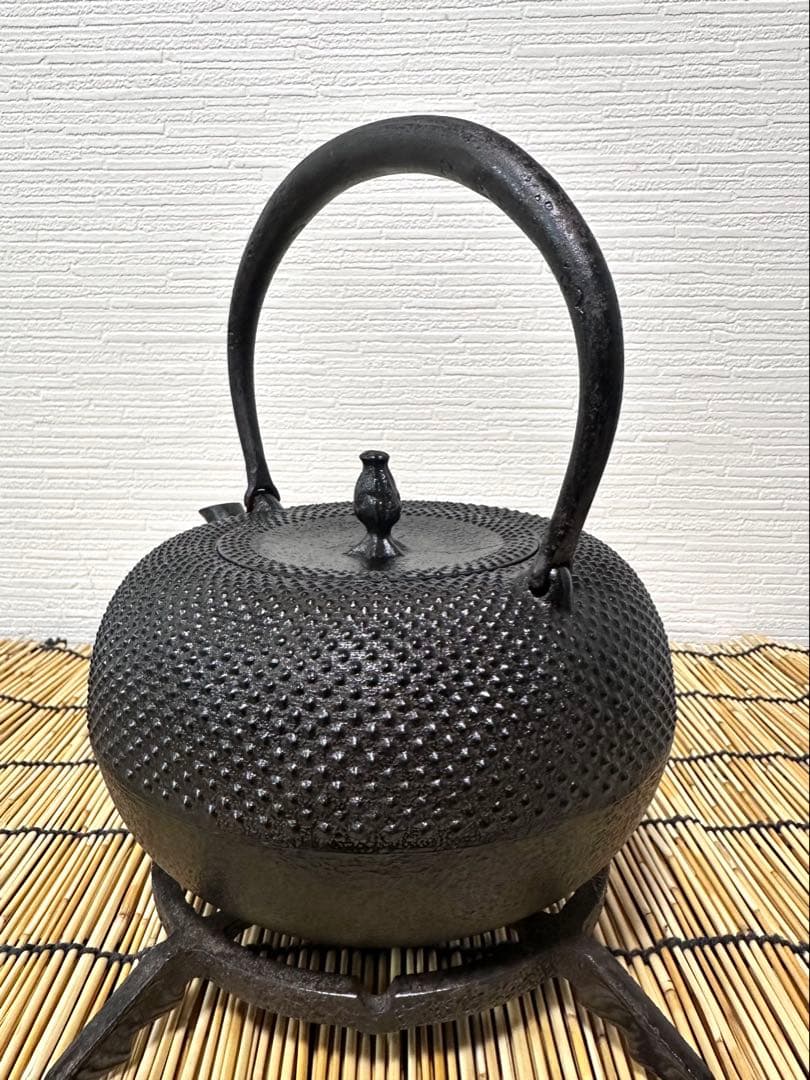 未使用、保管品　南部伝統工芸士 及川寛治作　１５型姥口アラレ　南部鉄瓶　南部鉄器