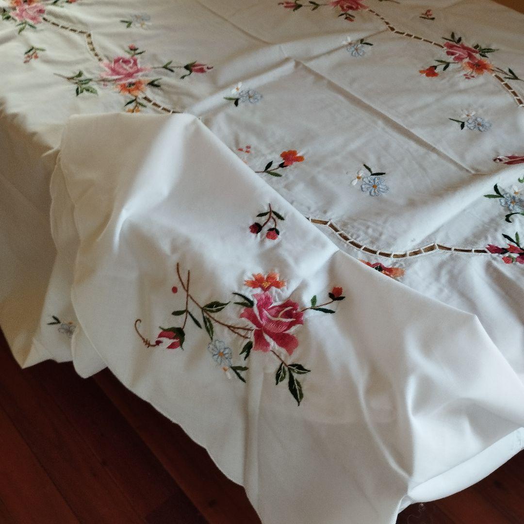 イギリスヴィンテージ　薔薇のモチーフ手刺繍　オーバル　大判　テーブルクロス