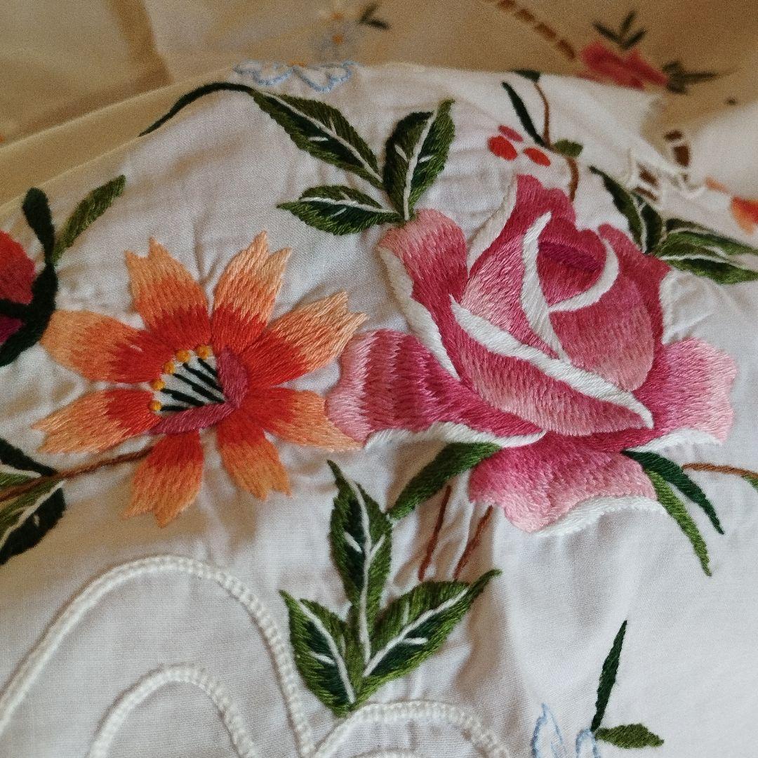 イギリスヴィンテージ　薔薇のモチーフ手刺繍　オーバル　大判　テーブルクロス