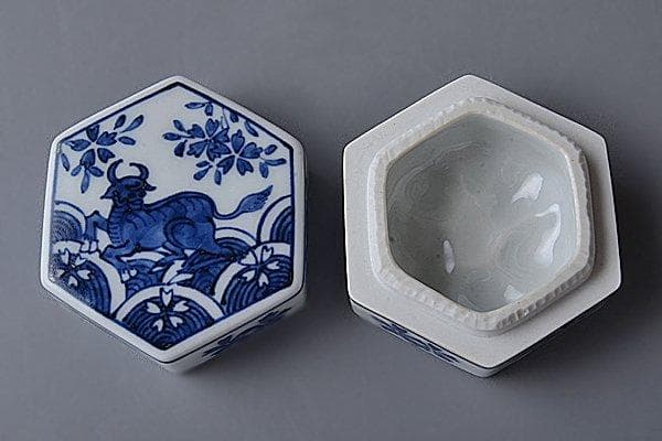 u232 茶道具　三浦竹泉　古染付写桜川六角香合