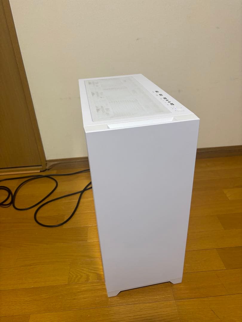 いい感じに光る！自作ゲーミングPC中古です！新品SSDでサクサク！