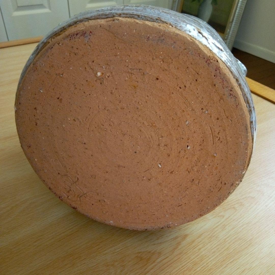 陶器の壺 - グレーと茶色のアクセント