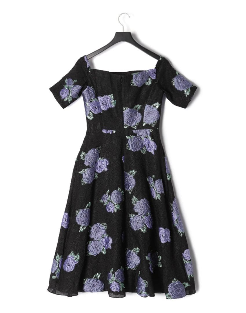 【新品未使用・タグ付き】高級ドレス　上品花柄刺繍　ひざ丈ワンピース