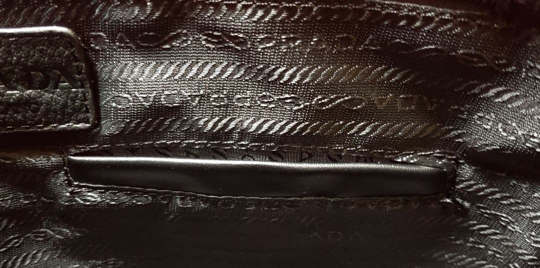 PRADA　プラダ ビジネスバッグ　A4収納 　三角ロゴ　レザー製　美品♪