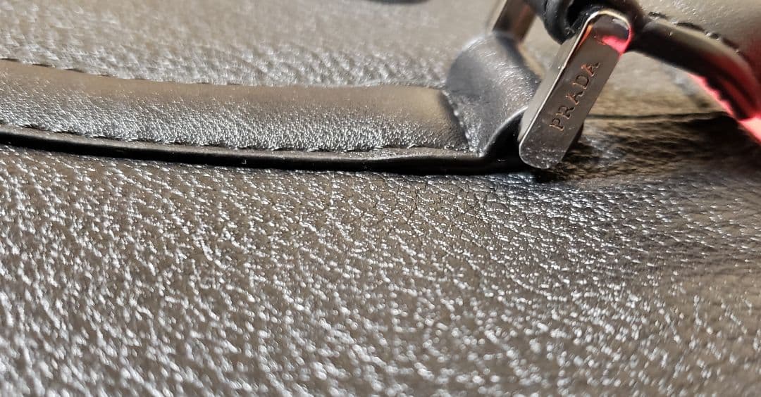 PRADA　プラダ ビジネスバッグ　A4収納 　三角ロゴ　レザー製　美品♪