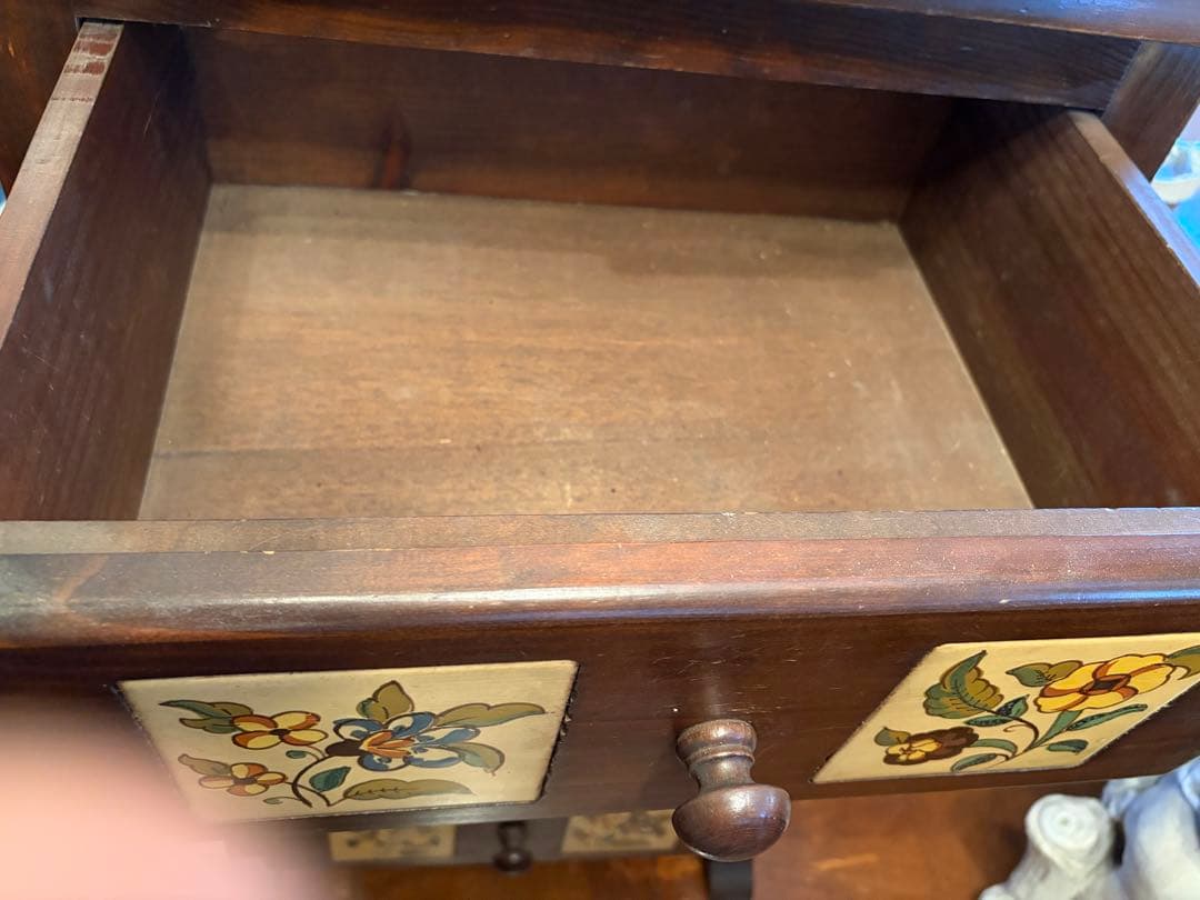 花柄装飾の木製チェスト 4段