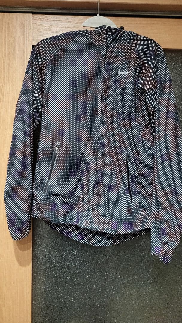 レディース Nike シールドウィンドブレーカー ナイロンジャケット