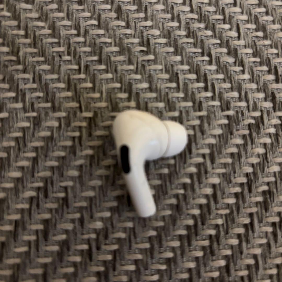 AirPods Pro ワイヤレス充電ケース付き　右耳のみ