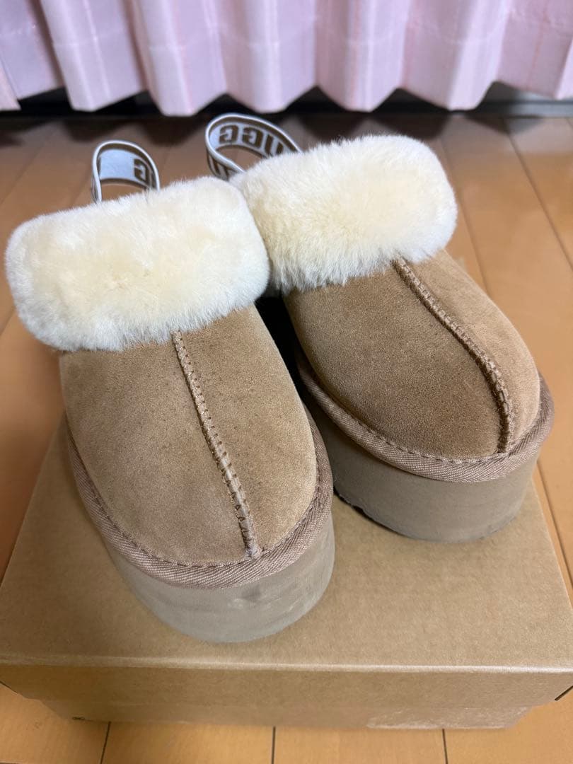 美品　UGG ベージュ ムートンブーツ　スリッポン