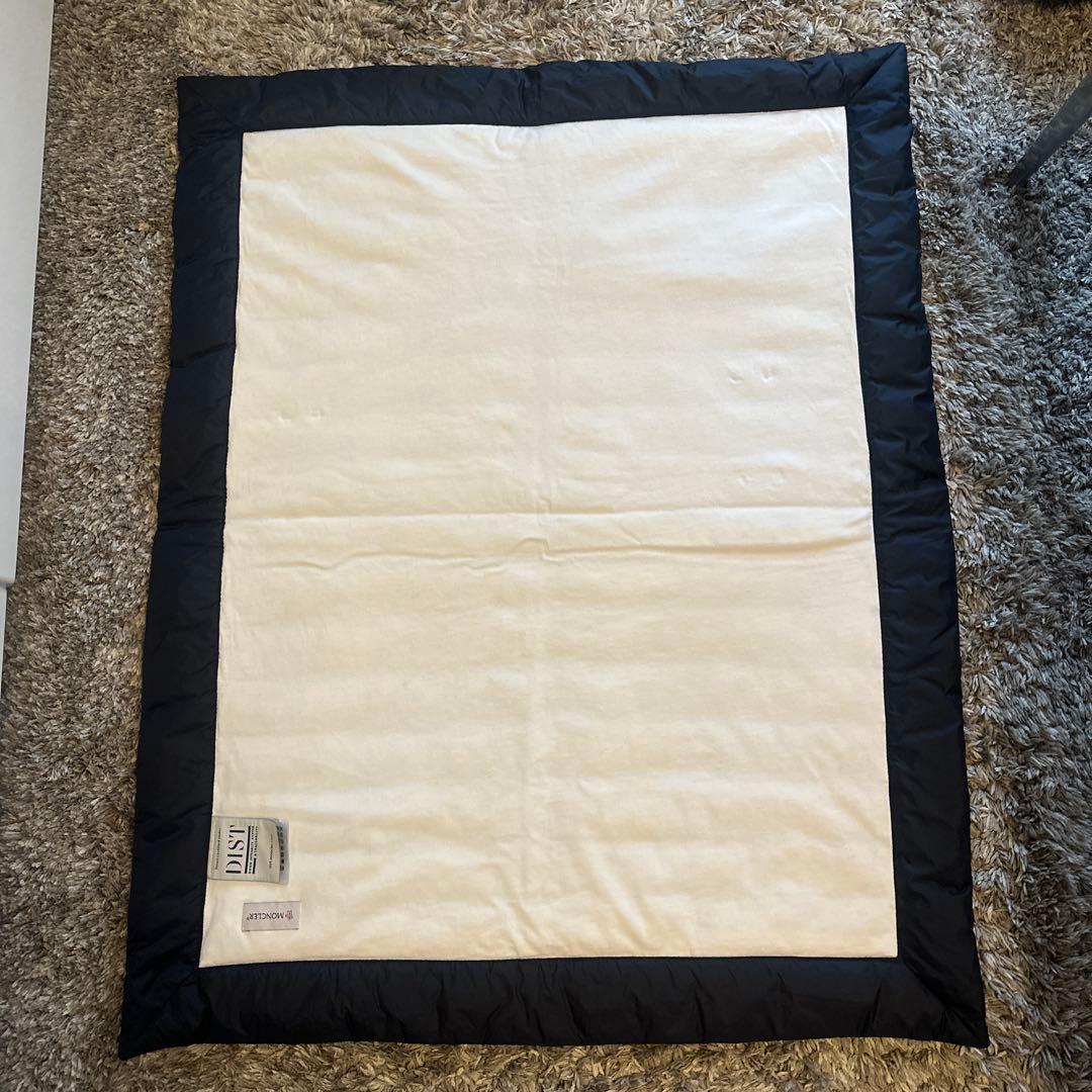 モンクレール ブランケット　ネイビー　23AW ワッペン　ダウン　膝掛け
