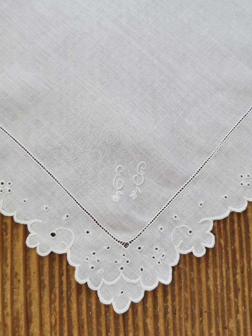 アンティークフランス 細やかなアイレット&スカラップ&花文字刺繍 リネンハンカチ