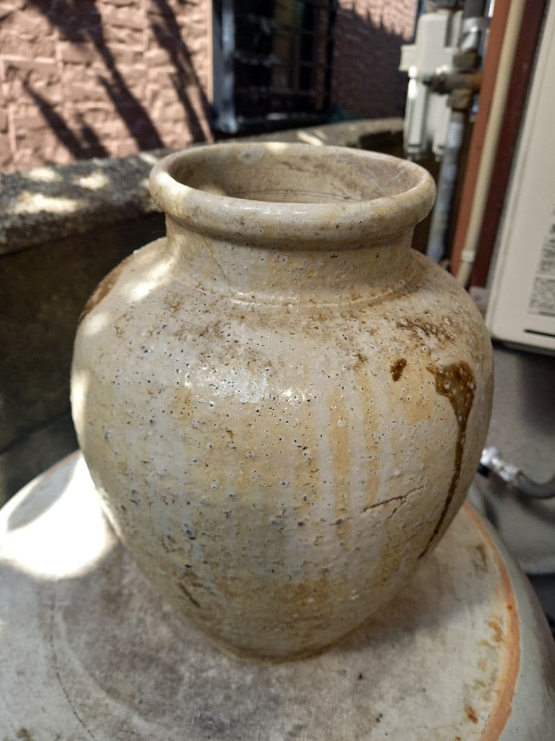 高さは、約３０cm口18cm壺です。