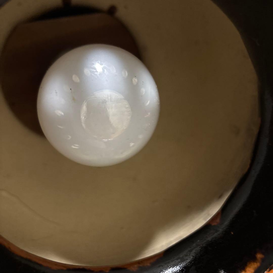 陶器製の茶色の照明器具