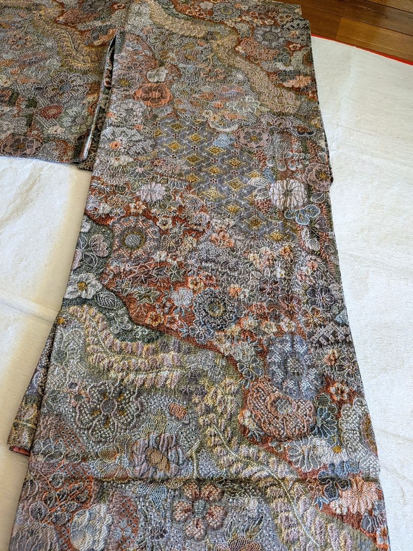 【美品】お召し 辻が花模様織り出し 刺繍 優しいグレー 淡ピンク 正絹