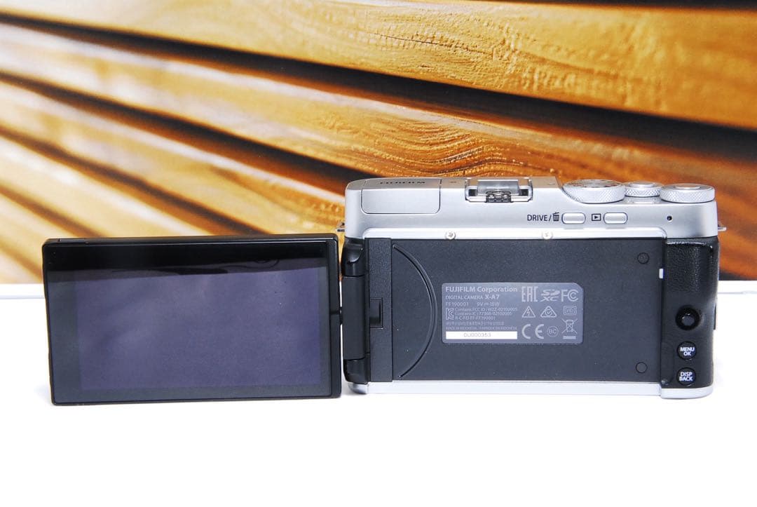 FUJIFILM X-A7 ボディ 3.5インチ 大型モニター Wi-Fi
