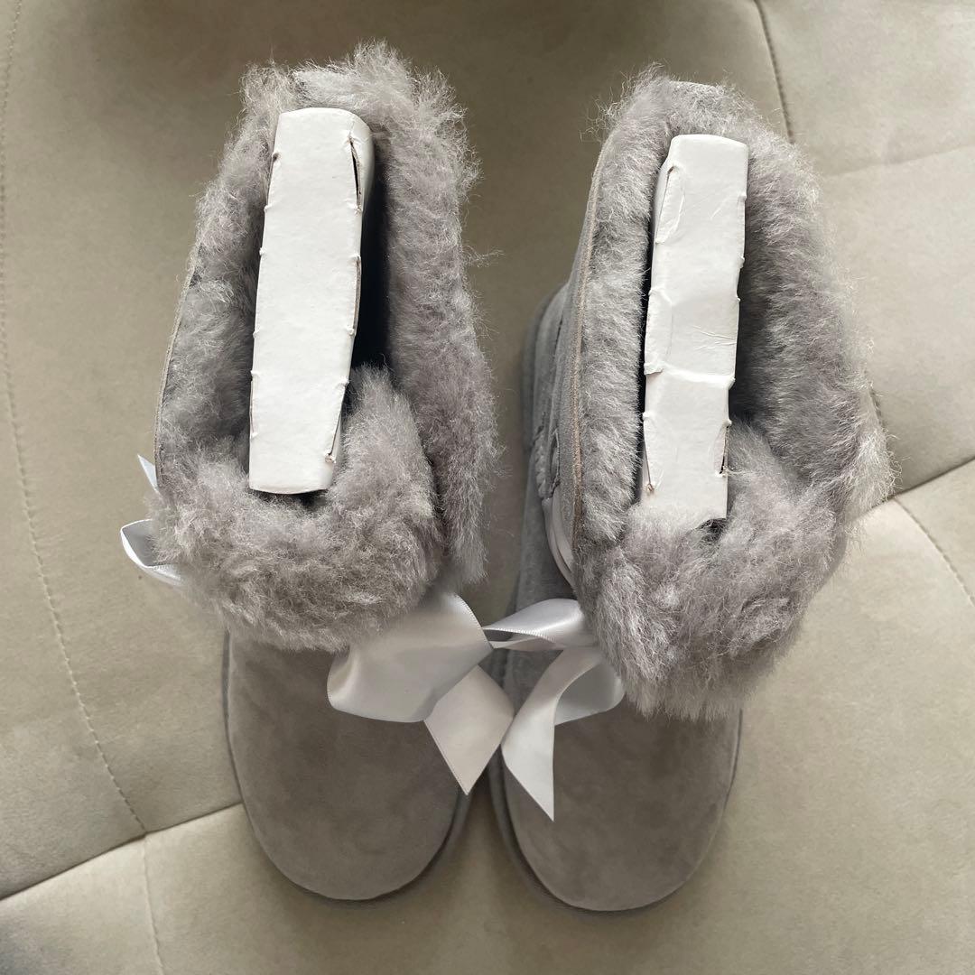 新品未使用 UGG ムートンブーツ リボン グレー　ふわふわ