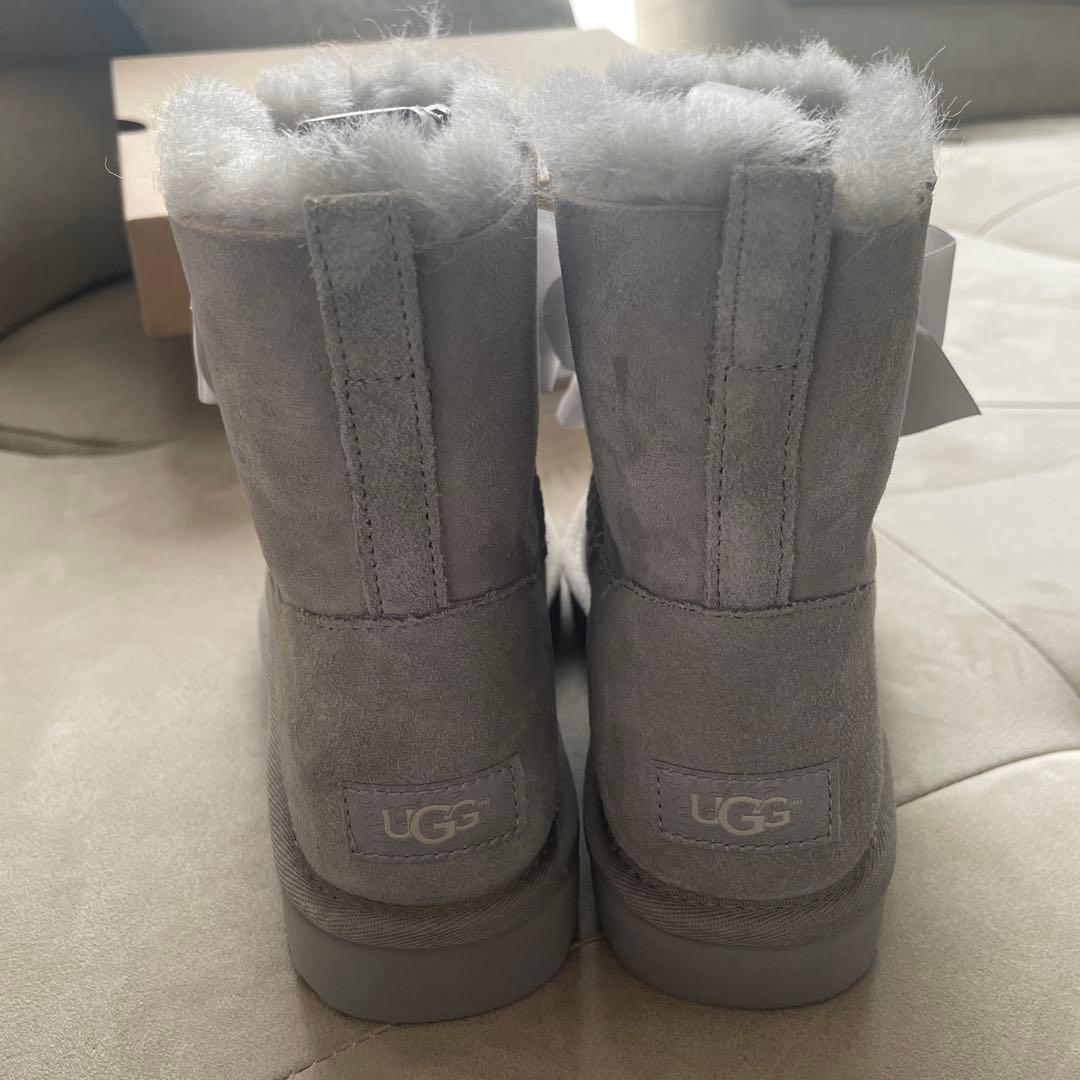 新品未使用 UGG ムートンブーツ リボン グレー　ふわふわ