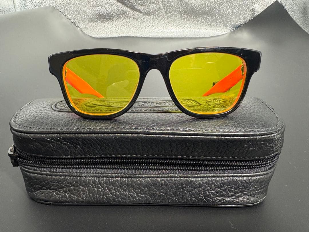 CHROME HEARTSアイウェア　劇渋　ブラック×ピンクのサングラス