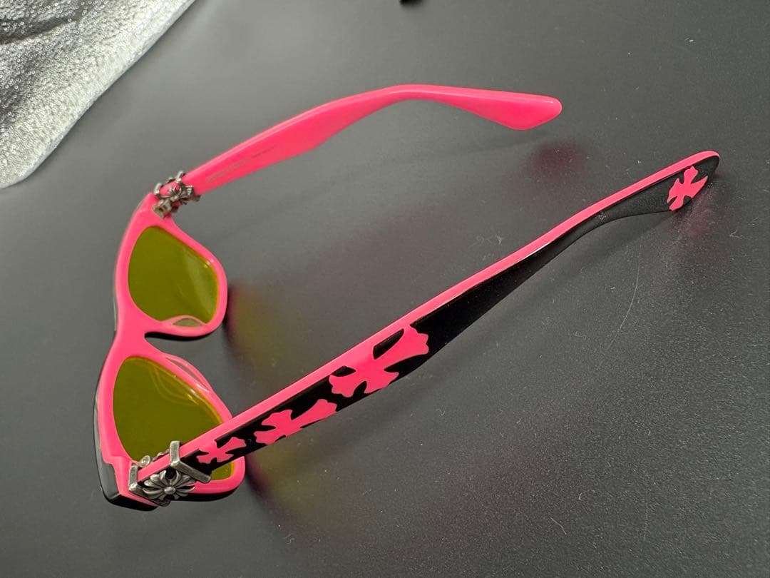 CHROME HEARTSアイウェア　劇渋　ブラック×ピンクのサングラス