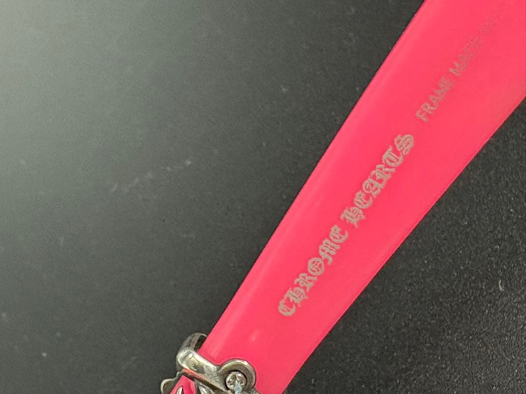 CHROME HEARTSアイウェア　劇渋　ブラック×ピンクのサングラス