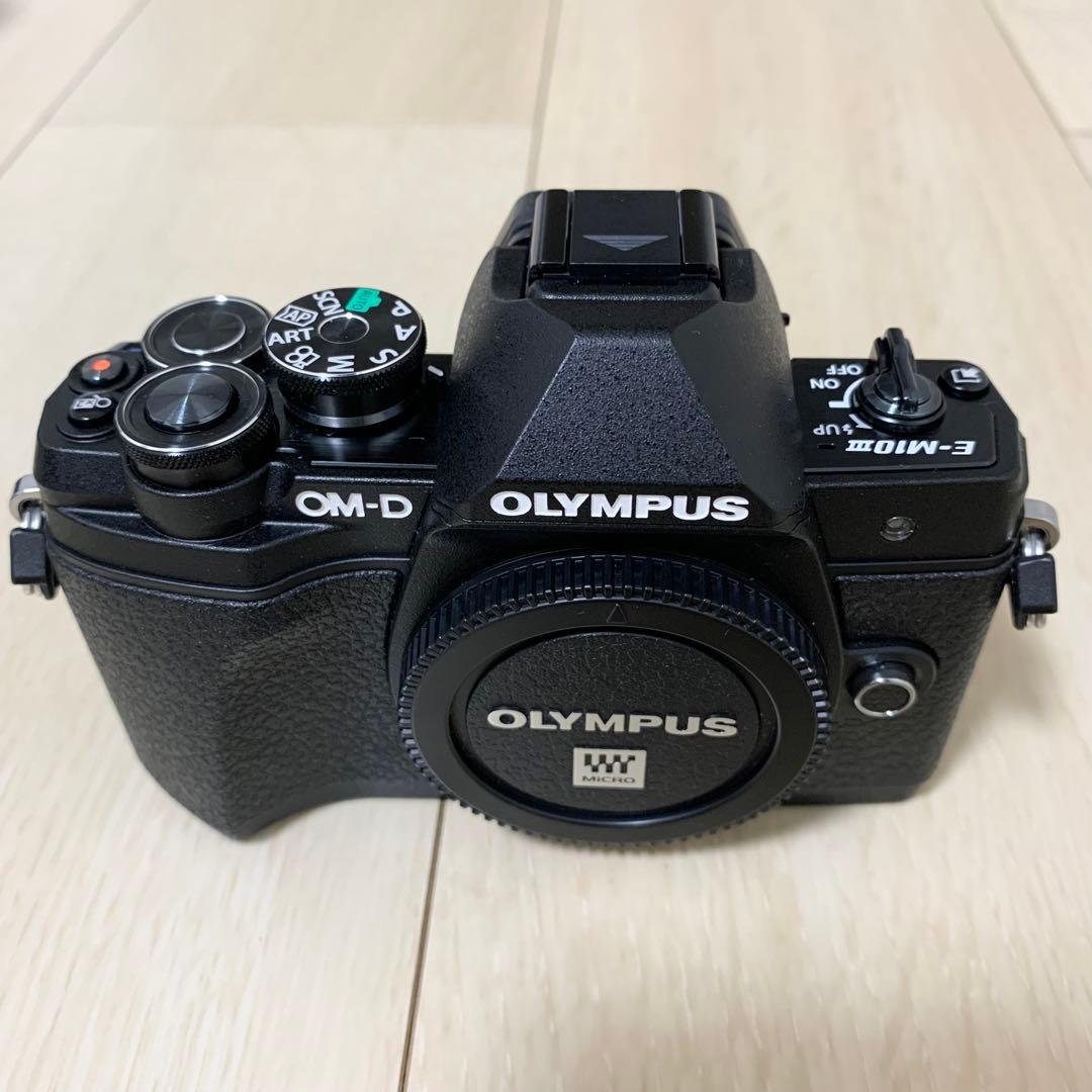 OLYMPUS OM-D E-M10 Mark III 本体とレンズセット