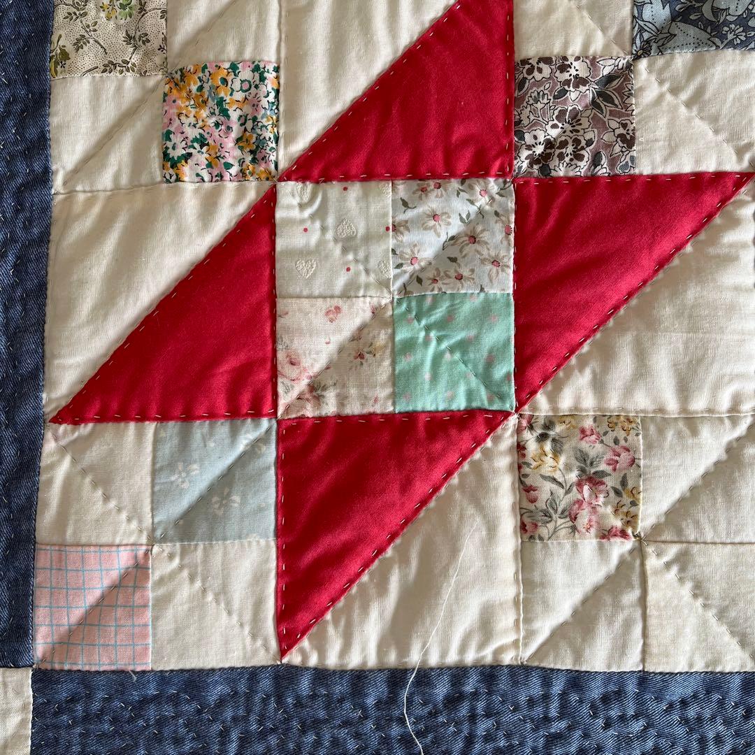 真四角なカラフルなキルトタペストリー