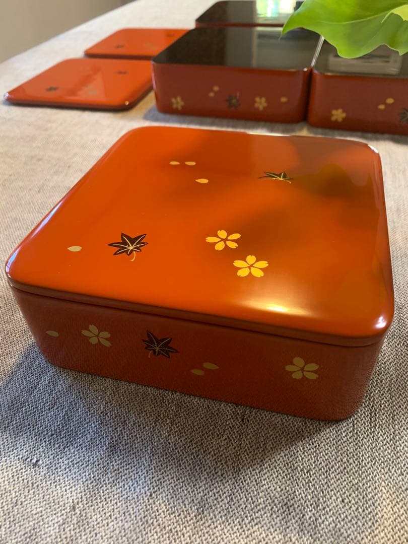 ￼輪島塗 小重（小ぶり重箱）五客　春秋蒔絵　桜　紅葉　ちらし　木箱入未使用保管品