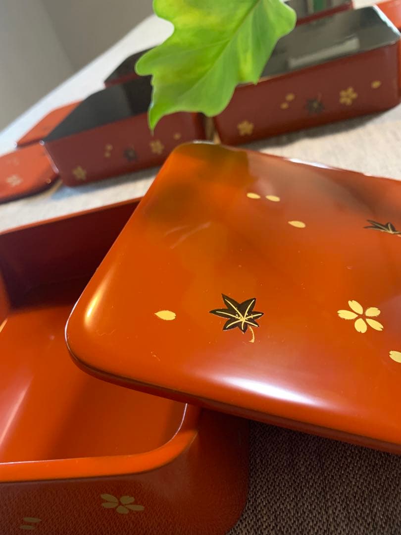 ￼輪島塗 小重（小ぶり重箱）五客　春秋蒔絵　桜　紅葉　ちらし　木箱入未使用保管品