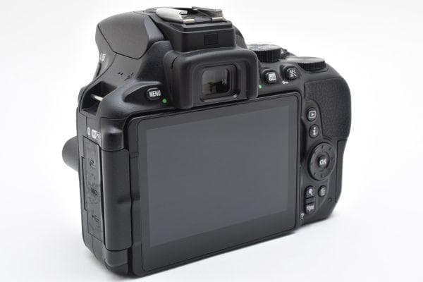 【美品】ニコン Nikon D5600 ボディ 《ショット数8961回》
