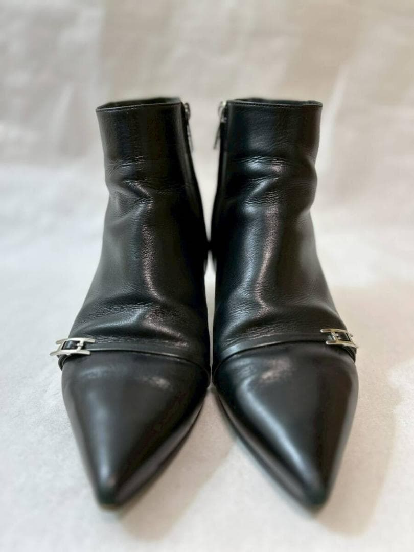 HERMES ブラックレザー ポインテッドトゥブーツ