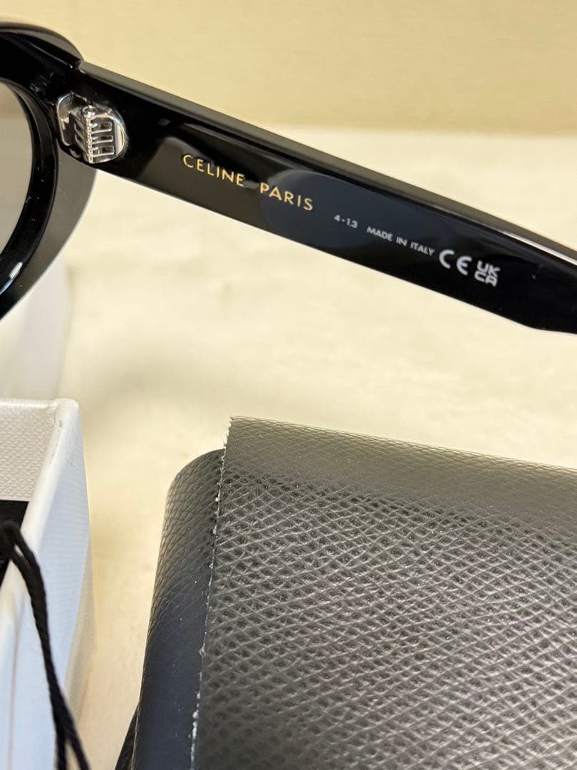 CELINE ブラックサングラス ゴールドロゴ付き