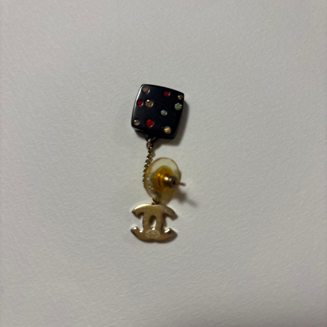 ココシャネル　お化粧パレットピアス　ロゴ