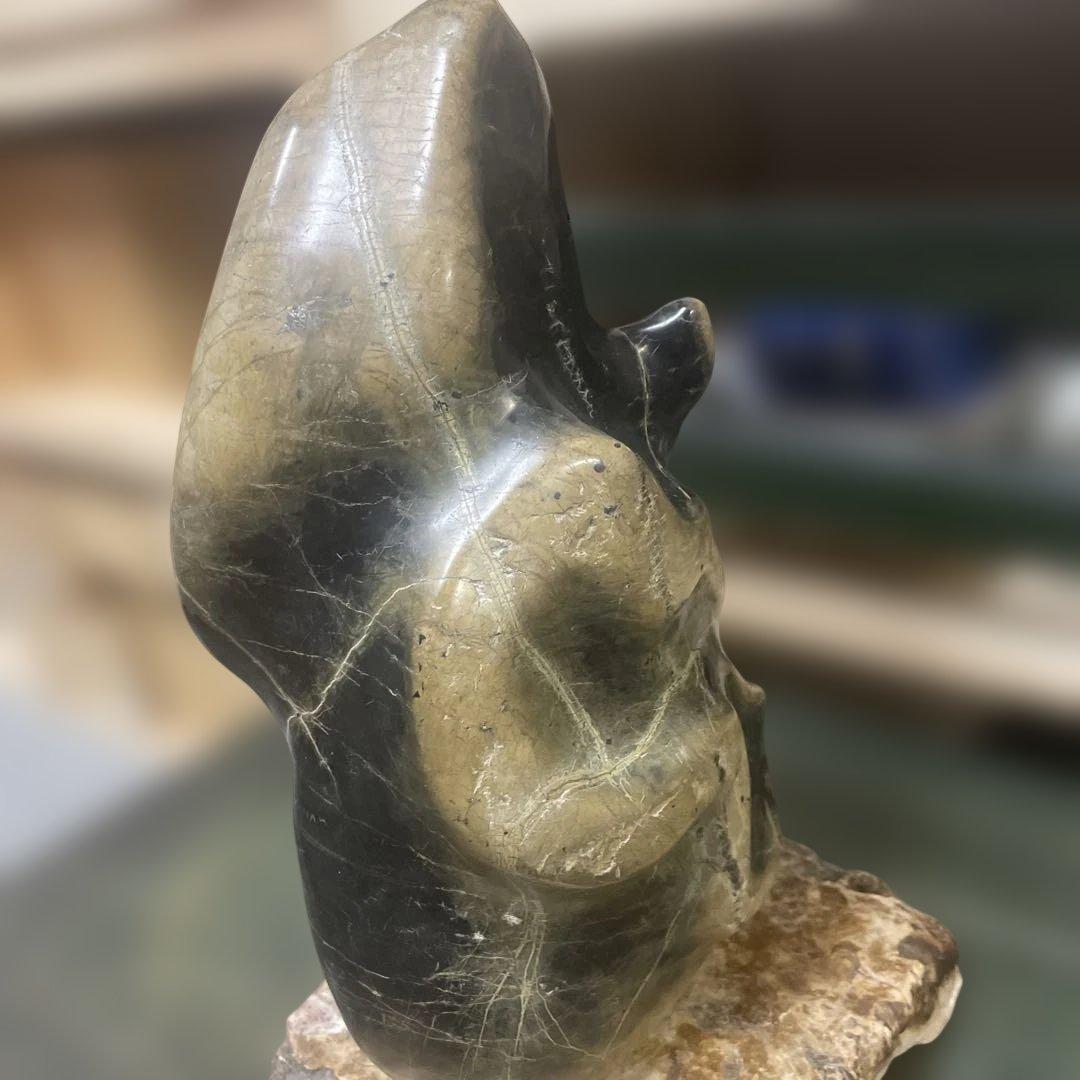 蛇紋石　綺麗に畝る蛇が美しい　 北海道産　約5.7キロ　扱いやすいサイズ　美術品