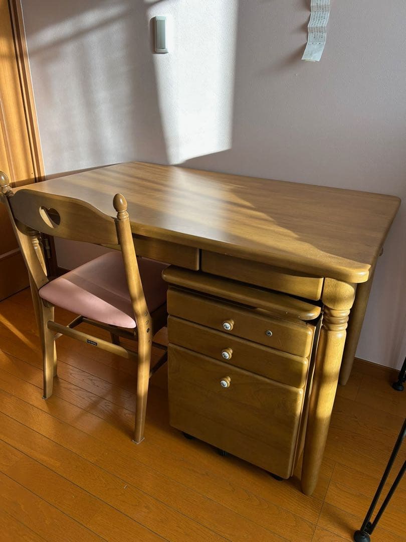 ①カリモク製　机　★①②③の3点セット販売で5万円（送料別、引き取り対応可）