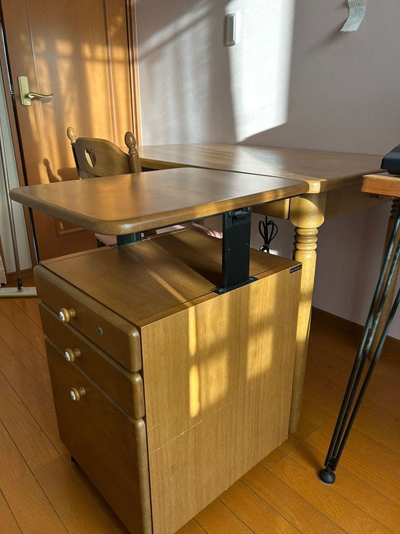 ①カリモク製　机　★①②③の3点セット販売で5万円（送料別、引き取り対応可）