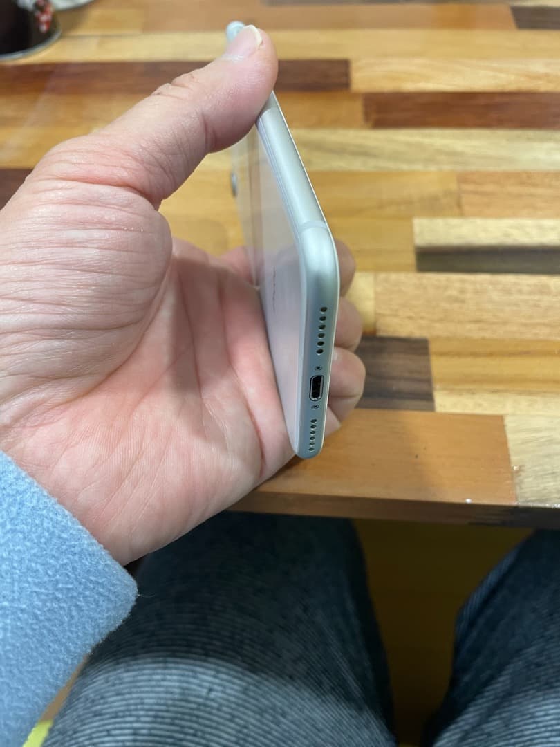 Apple iPhone 8 ホワイト本体