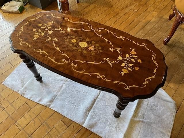 花のインレイ装飾オーバル型テーブル