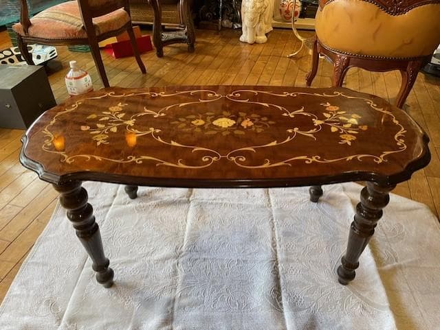 花のインレイ装飾オーバル型テーブル