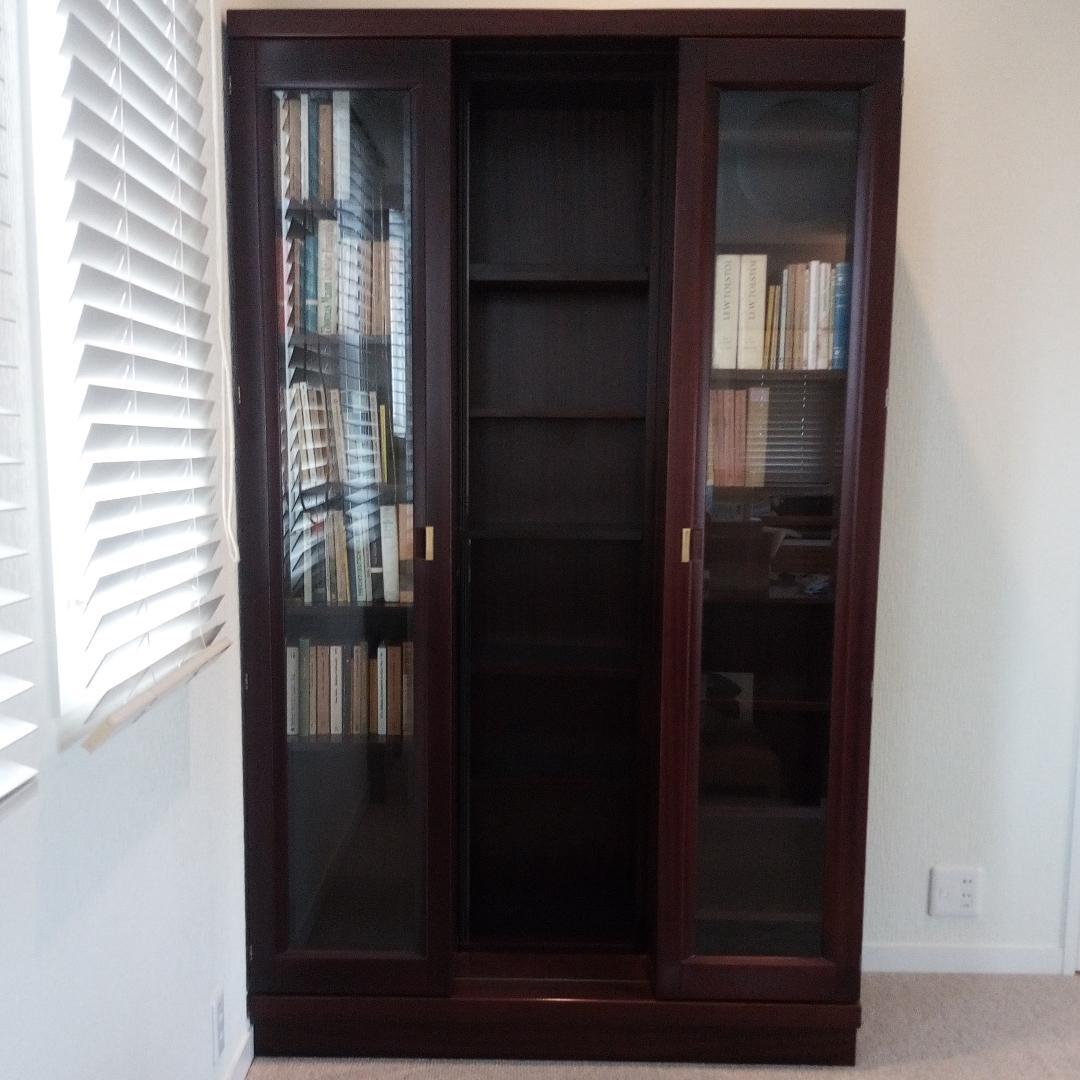 スライド式本棚　収納力にすぐれ、ガラス扉付き