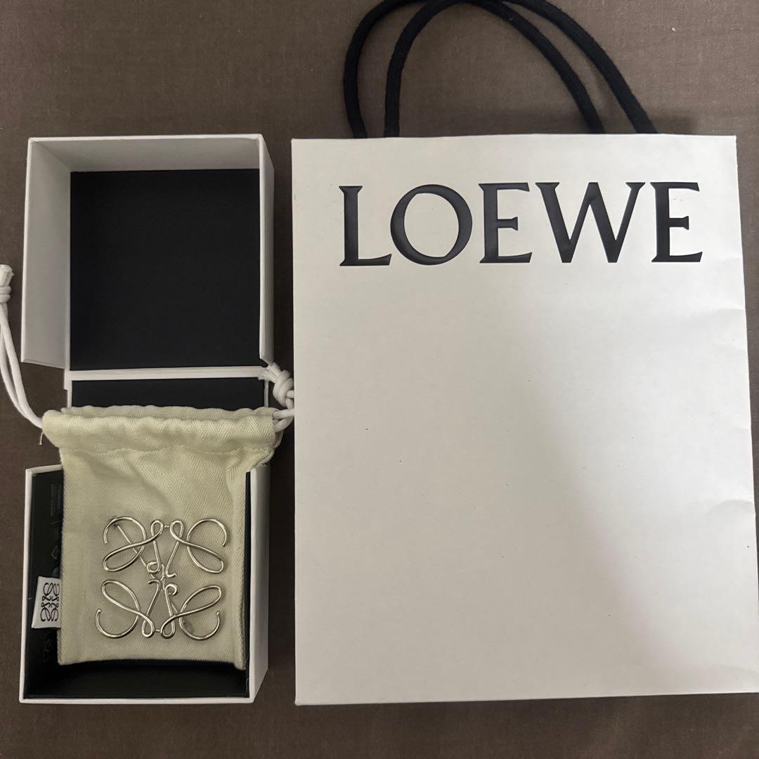 LOEWE シルバーブローチ ポーチ付き