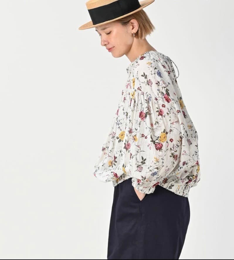 45R 45ガーゼアンティークフラワープリントのシャーリングブラウス