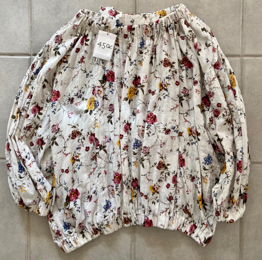 45R 45ガーゼアンティークフラワープリントのシャーリングブラウス