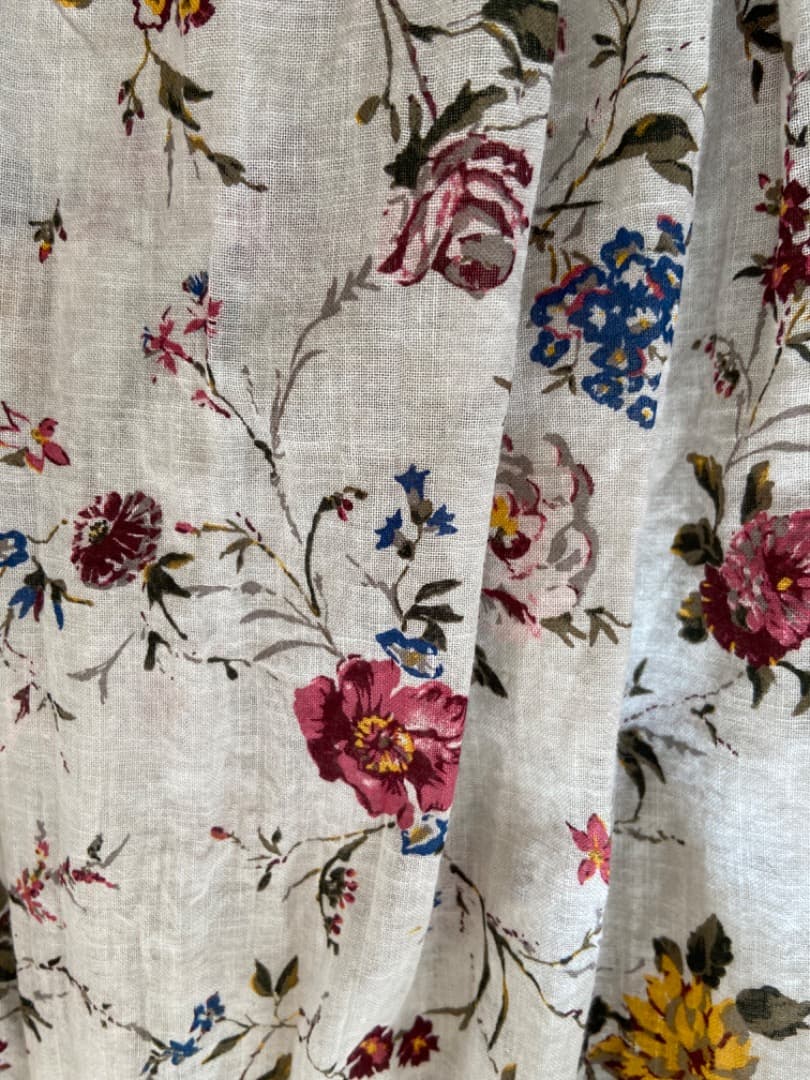 45R 45ガーゼアンティークフラワープリントのシャーリングブラウス