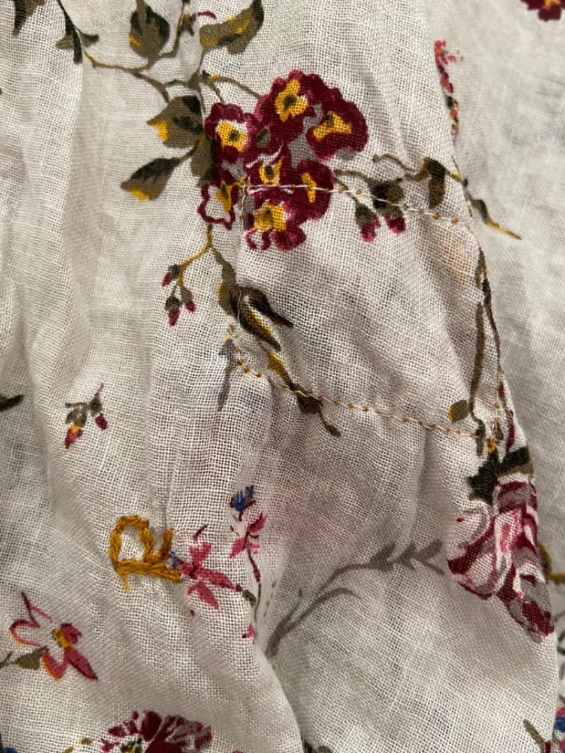 45R 45ガーゼアンティークフラワープリントのシャーリングブラウス