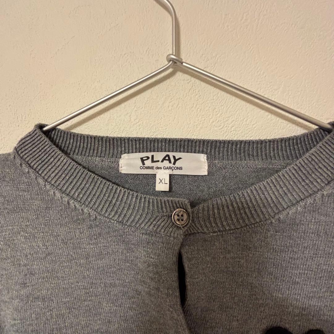 グレーのハート刺繍ニットカーディガン