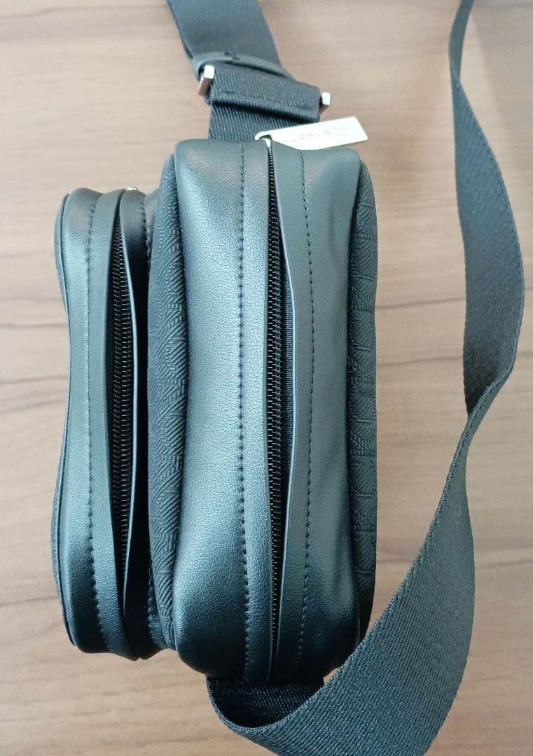 美品　  ショルダーバッグ ブラック　かばん