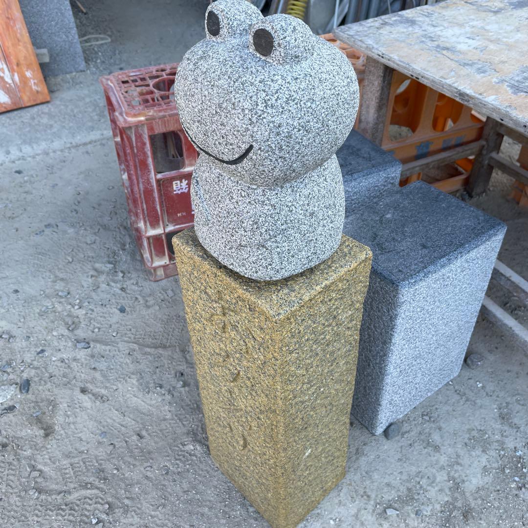 ベリー、おかえり石柱　ケロちゃん　手作り　御影石　玄関先セット品　置物
