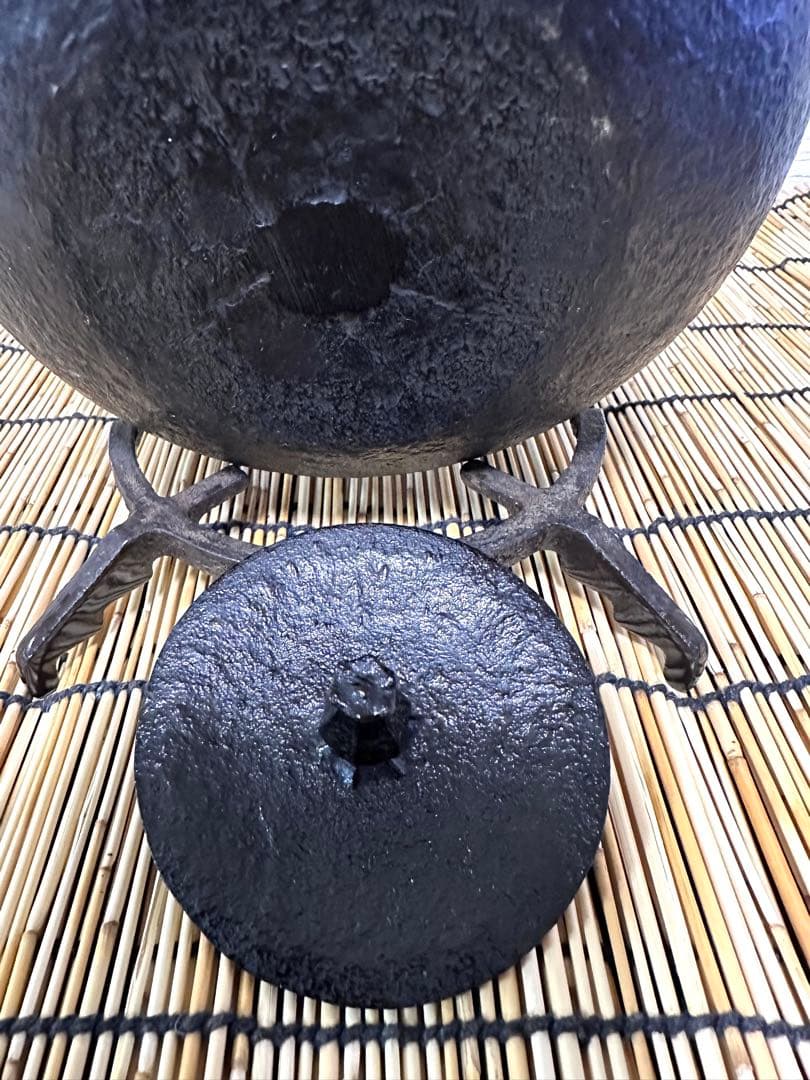 未使用品　付属品付　南部喜州 (及川 喜徳)造　鍛治打袋鉉１５型　南部鉄瓶