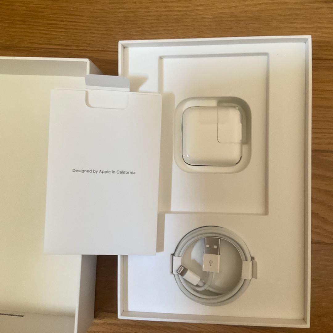 iPad mini 5 Wi‑Fiモデル 256GB シルバー　※電源ボタン陥没