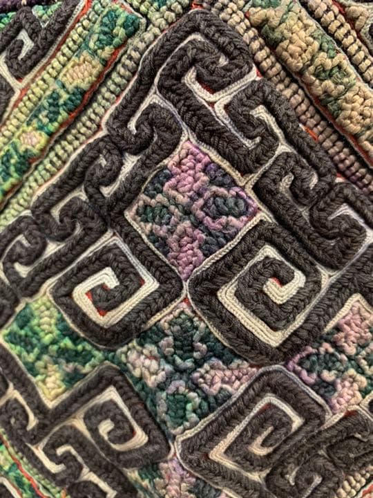 織物の国 ラオス黒モン族のハンドメイドクロスステッチ刺繍のクッションカバー